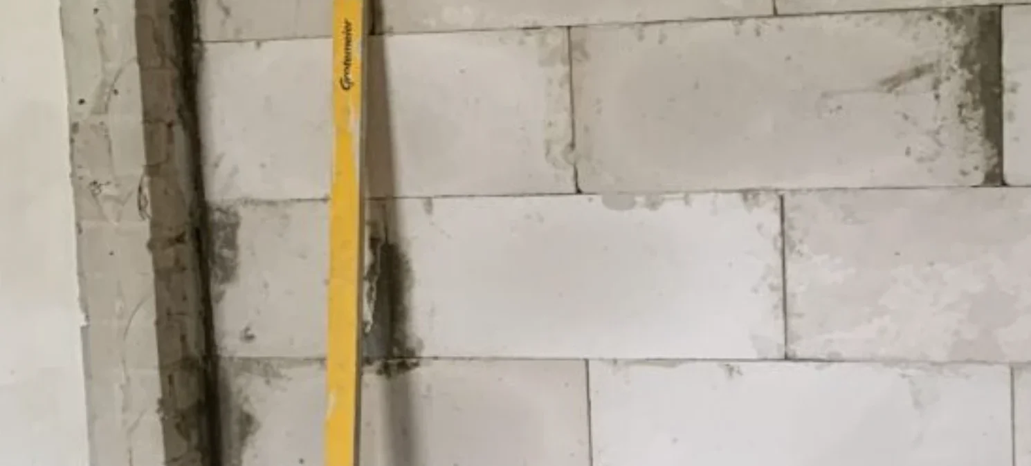 Frisch gemauerte Wand aus Porenbetonsteinen mit Wasserwaage